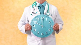 medico con orologio in mano